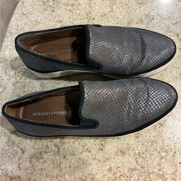 Donald J Pliner Mickey Metallic Sparkle Faux Snakeskin Slip On Sneakers Size 8 - Picture 4 of 7